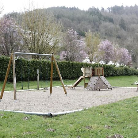 Camping Le Jardin - Chalets, Bungalows Et Emplacements Nus Pour Des Vacances Nature Le Long De La Riviere Le Gijou Lacaze Exteriér fotografie